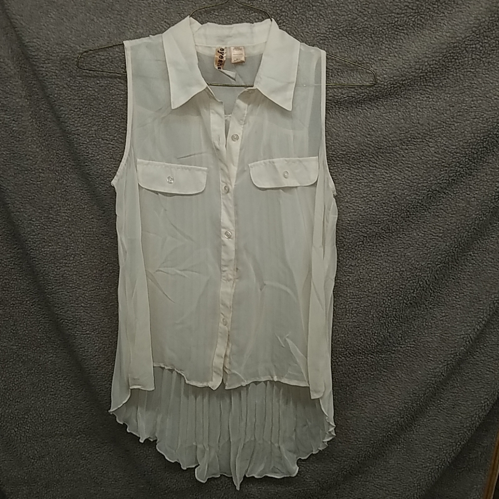 White sleeveless shirt